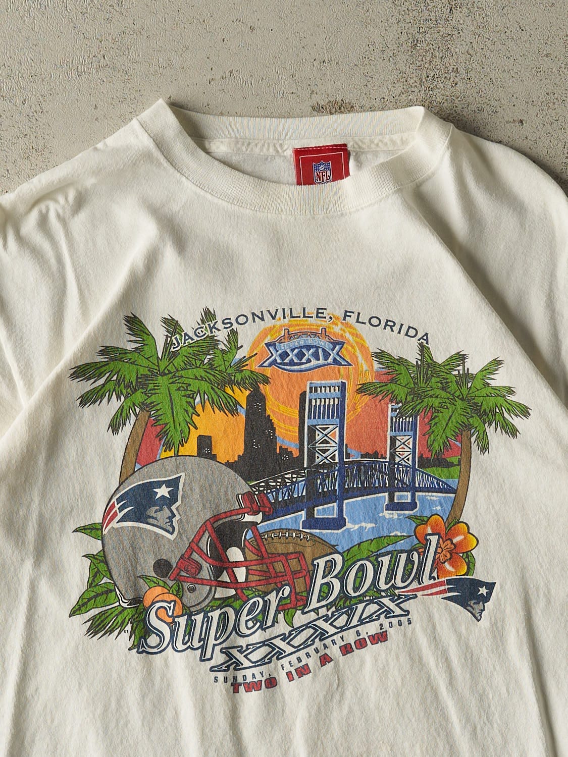 Vintage 05' White New England Patriots Super Bowl Tee (M) - Image 2