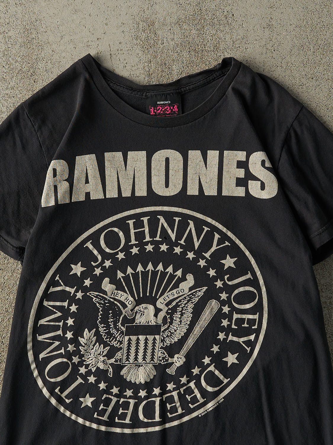 Vintage 06' Faded Black Ramones Tee (S/M) - Image 2