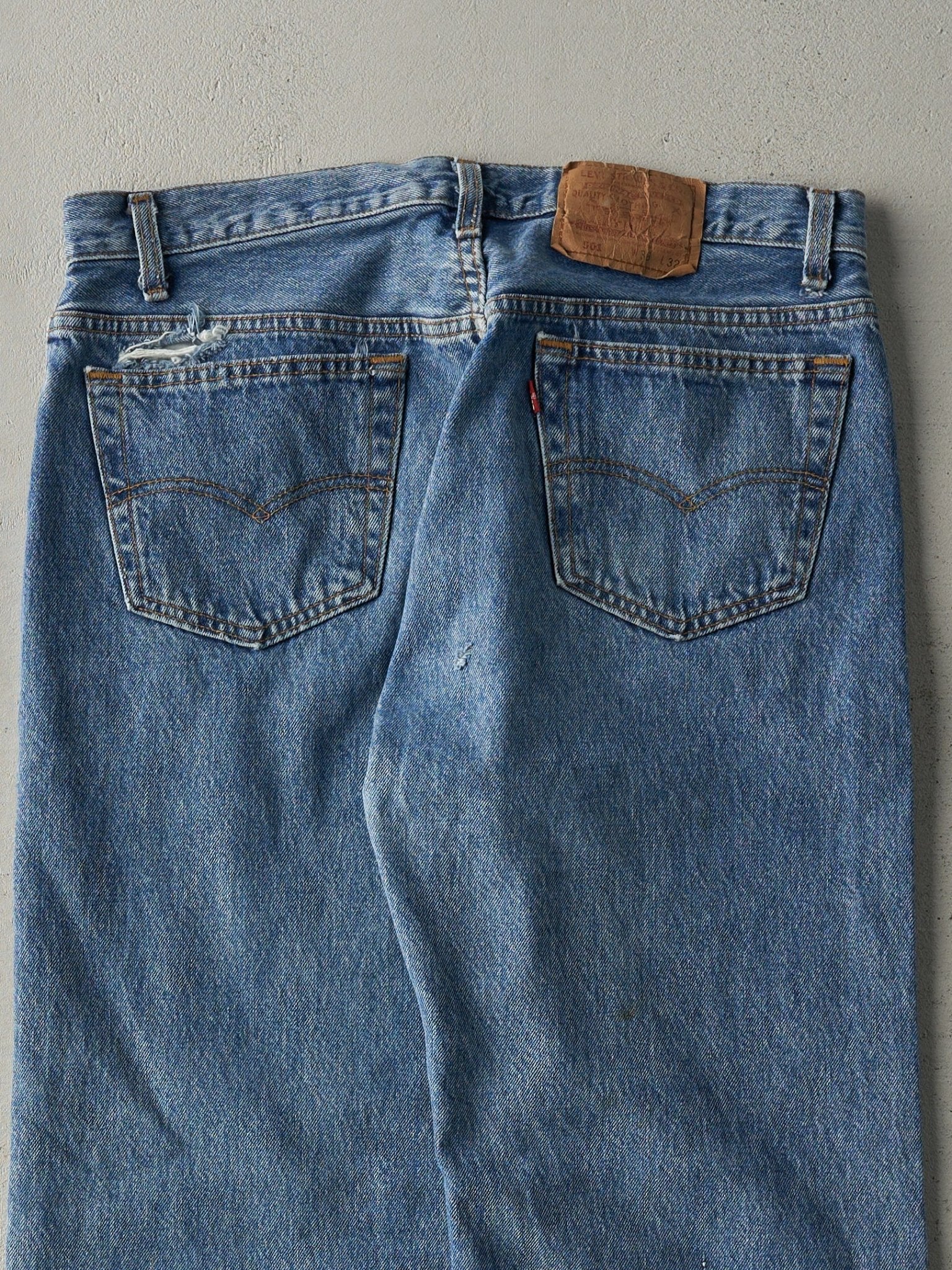 Vintage 80s Light Wash Levi's 501 Jeans (34x28) - Image 5