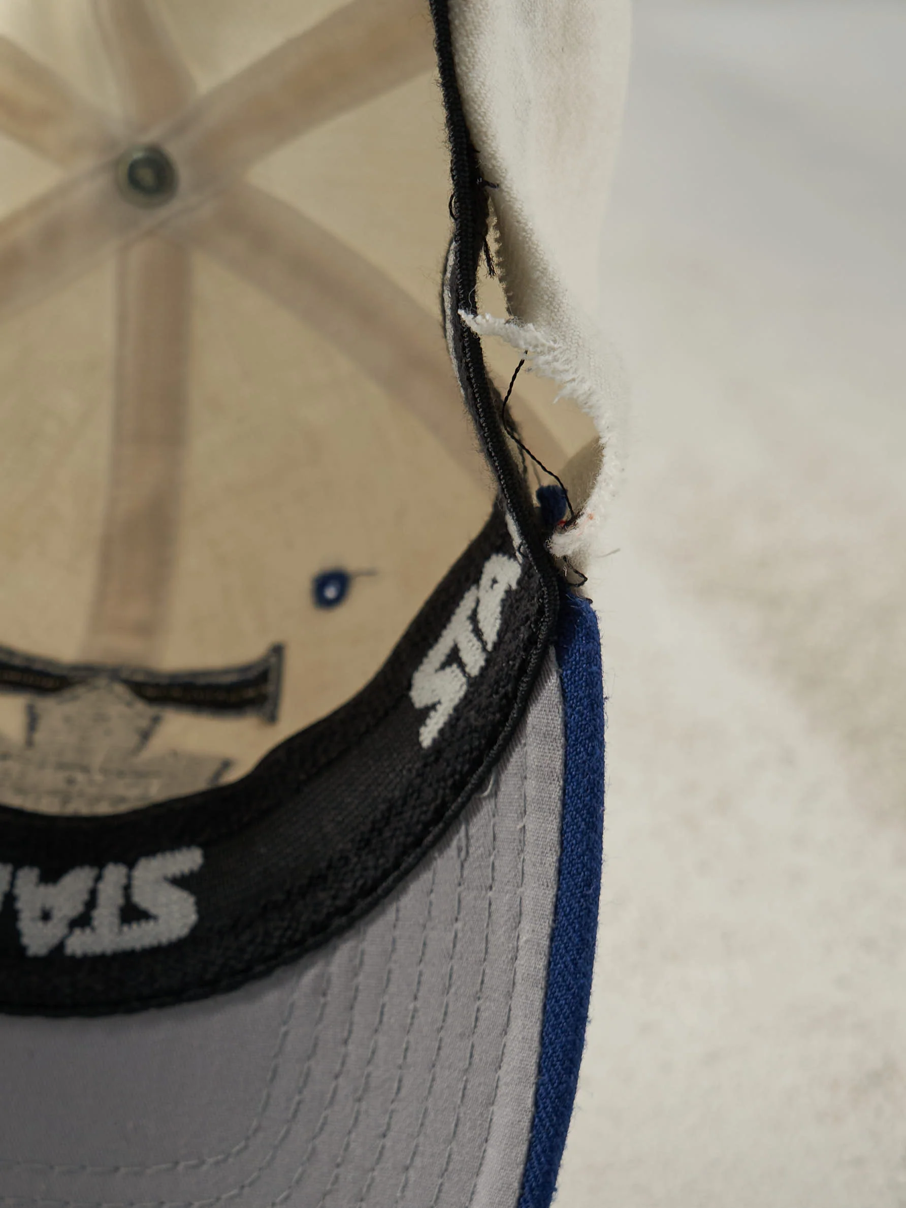 Vintage 90s Beige & Blue Toronto Maple Leafs Fitted Hat (7 1/8) - Image 4