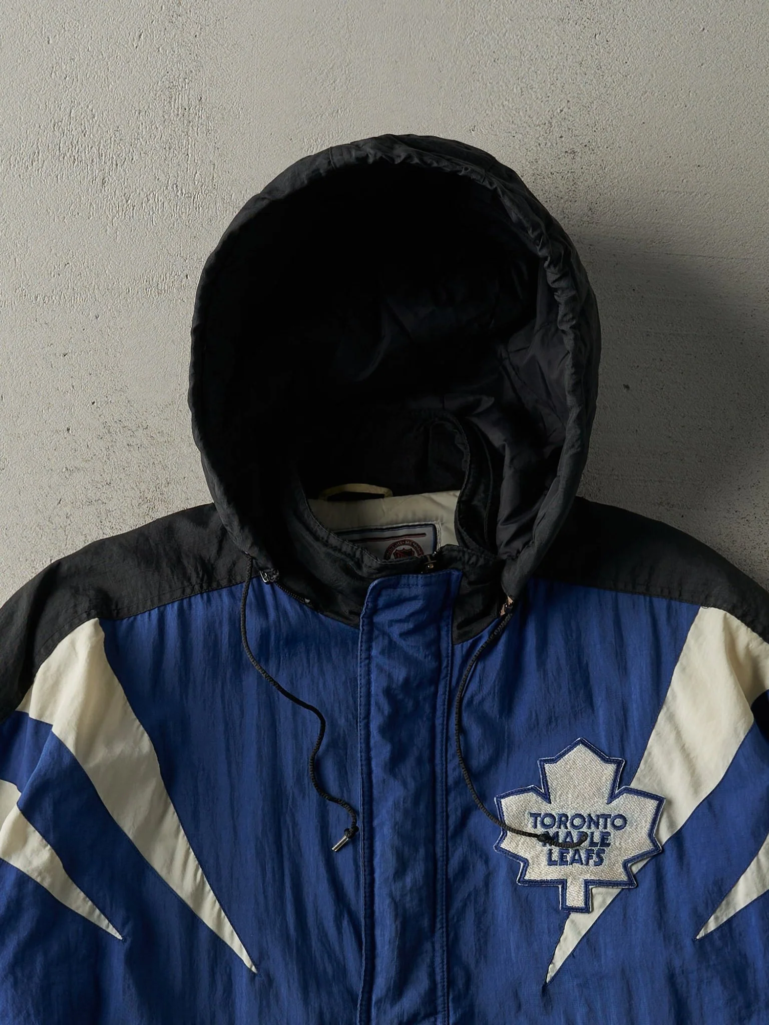 Vintage 90s Black, Blue & White Toronto Maple Leafs Apex Puffer Jacket (L) - Image 3
