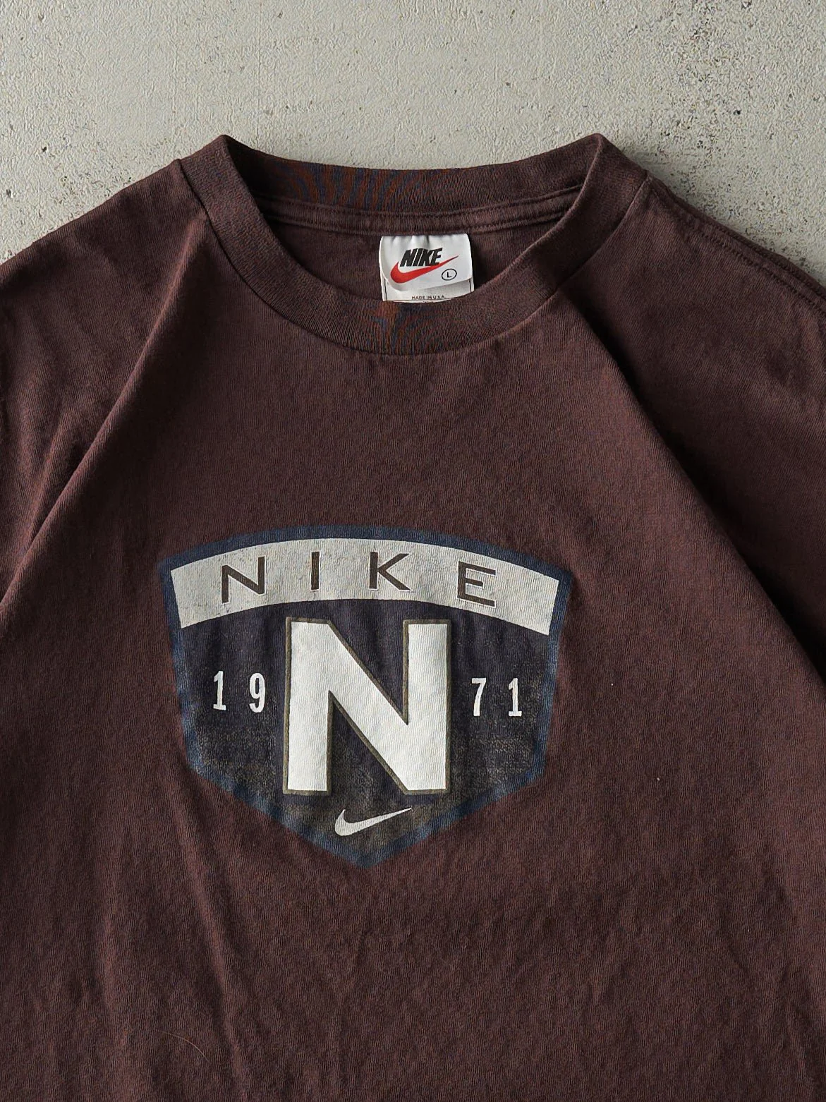 Vintage 90s Brown Nike Logo Tee (M) - Image 2