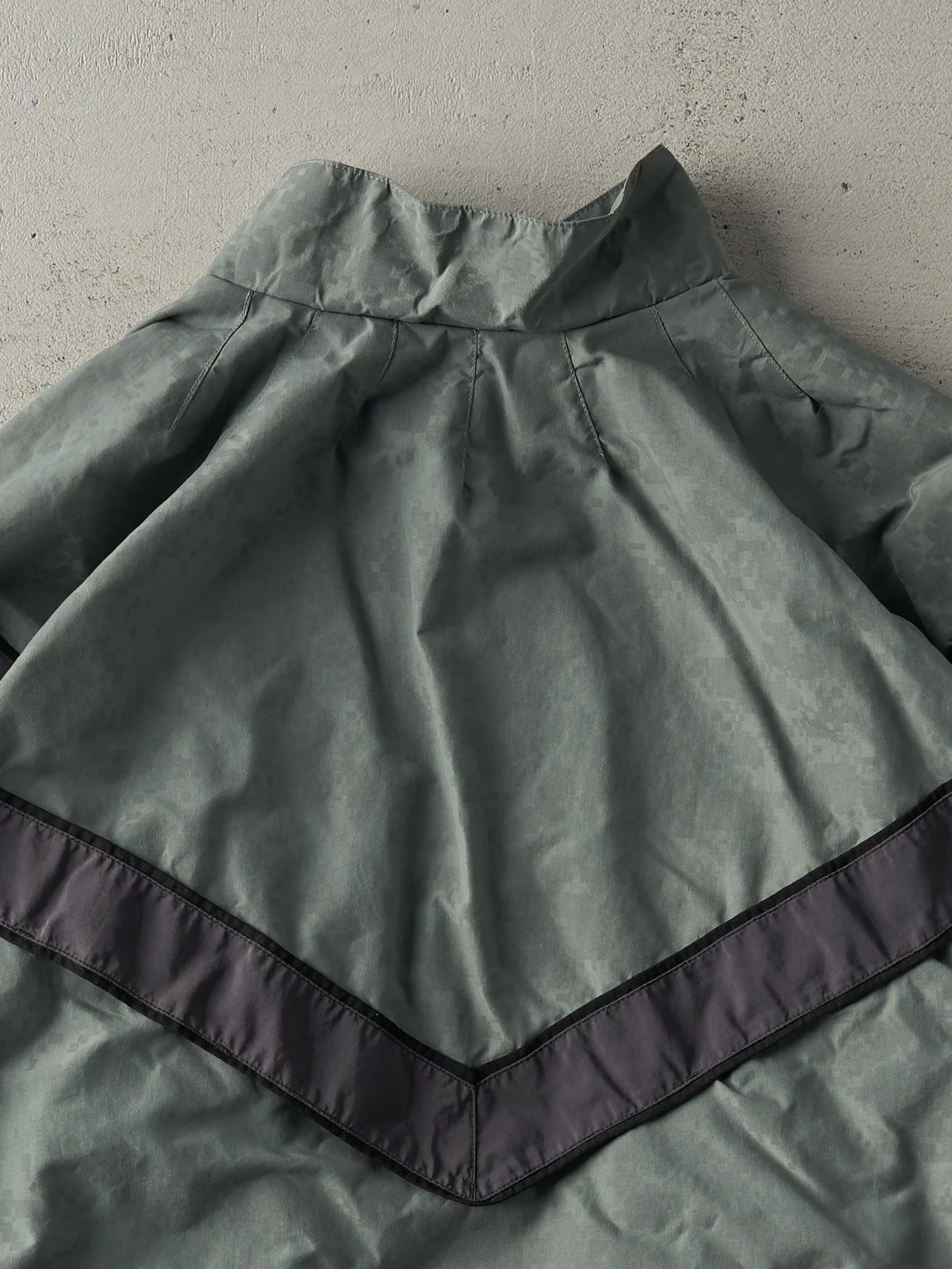 Vintage 90s Grey Army Reflective Camo Windbreaker Jacket (L) - Image 4