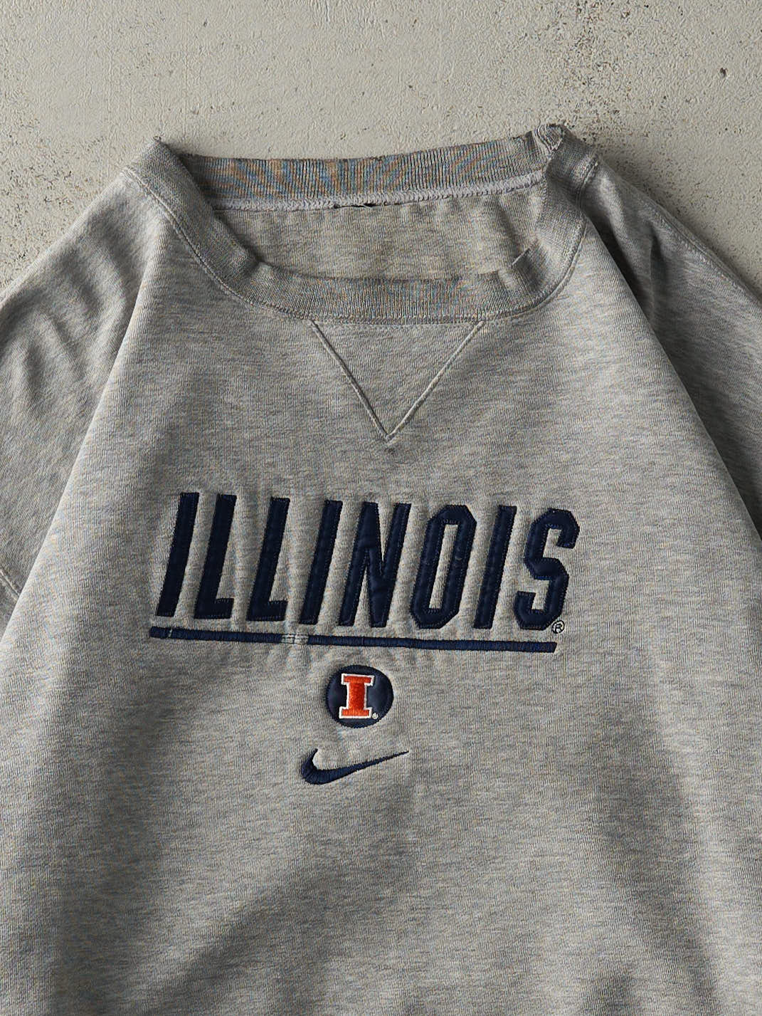 Vintage 90s Grey Embroidered University of Illinois Nike Boxy Crewneck (L) - Image 3