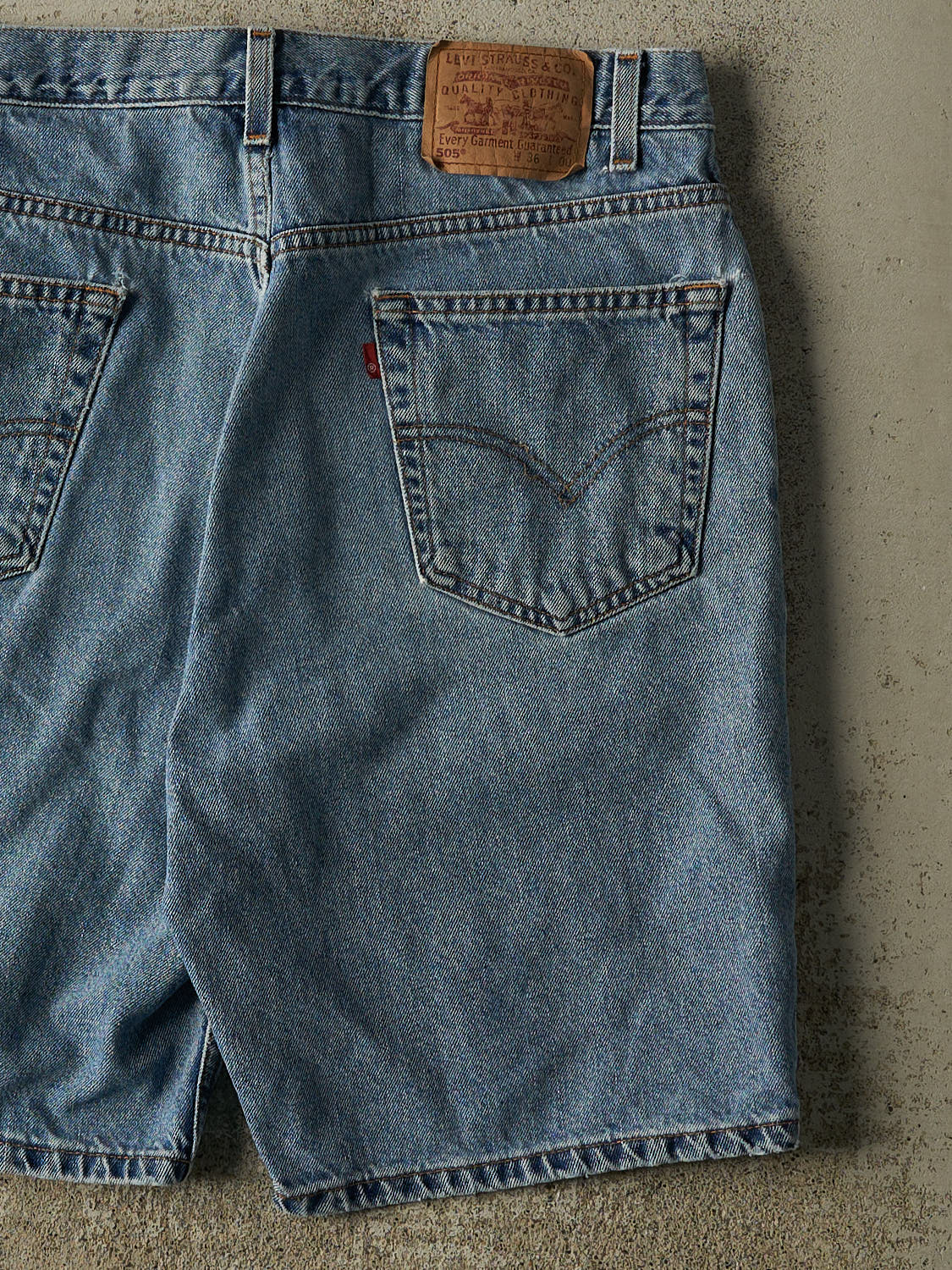 Vintage 90s Light Wash Levi's 505 Jorts (34x9) - Image 4