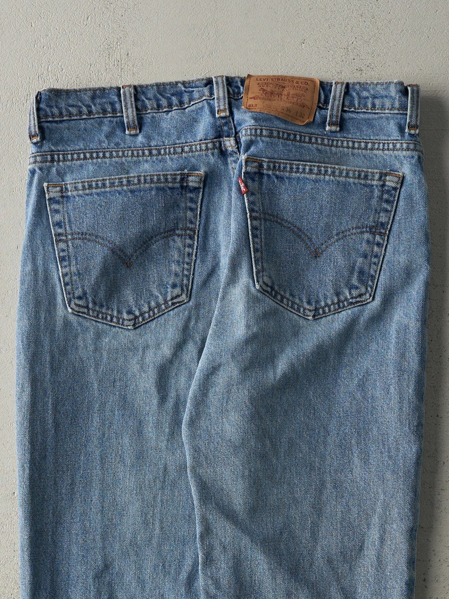 Vintage 90s Light Wash Levi's 512 Jeans (34x30) - Image 4