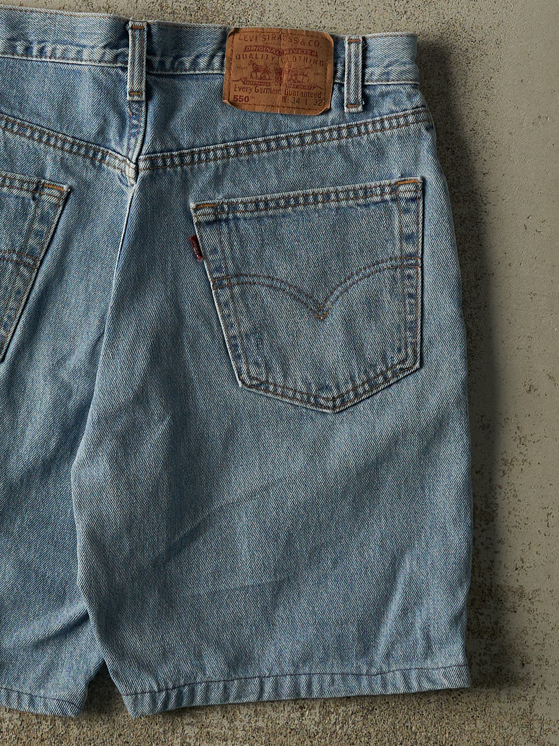 Vintage 90s Light Wash Levi's 550 Jorts (33x8) - Image 5