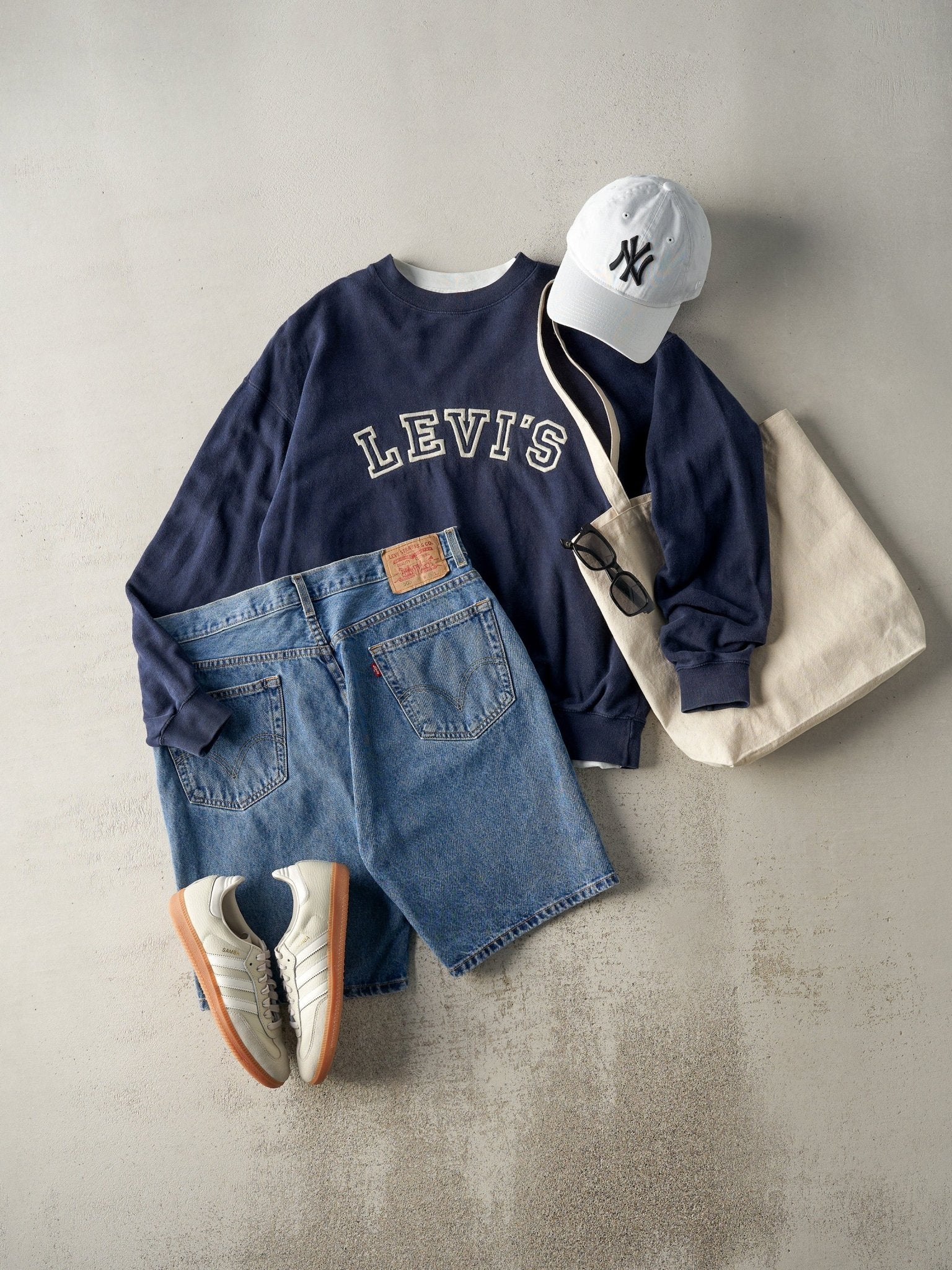 Vintage 90s Navy Blue Embroidered Levi's Crewneck (L) - Image 2