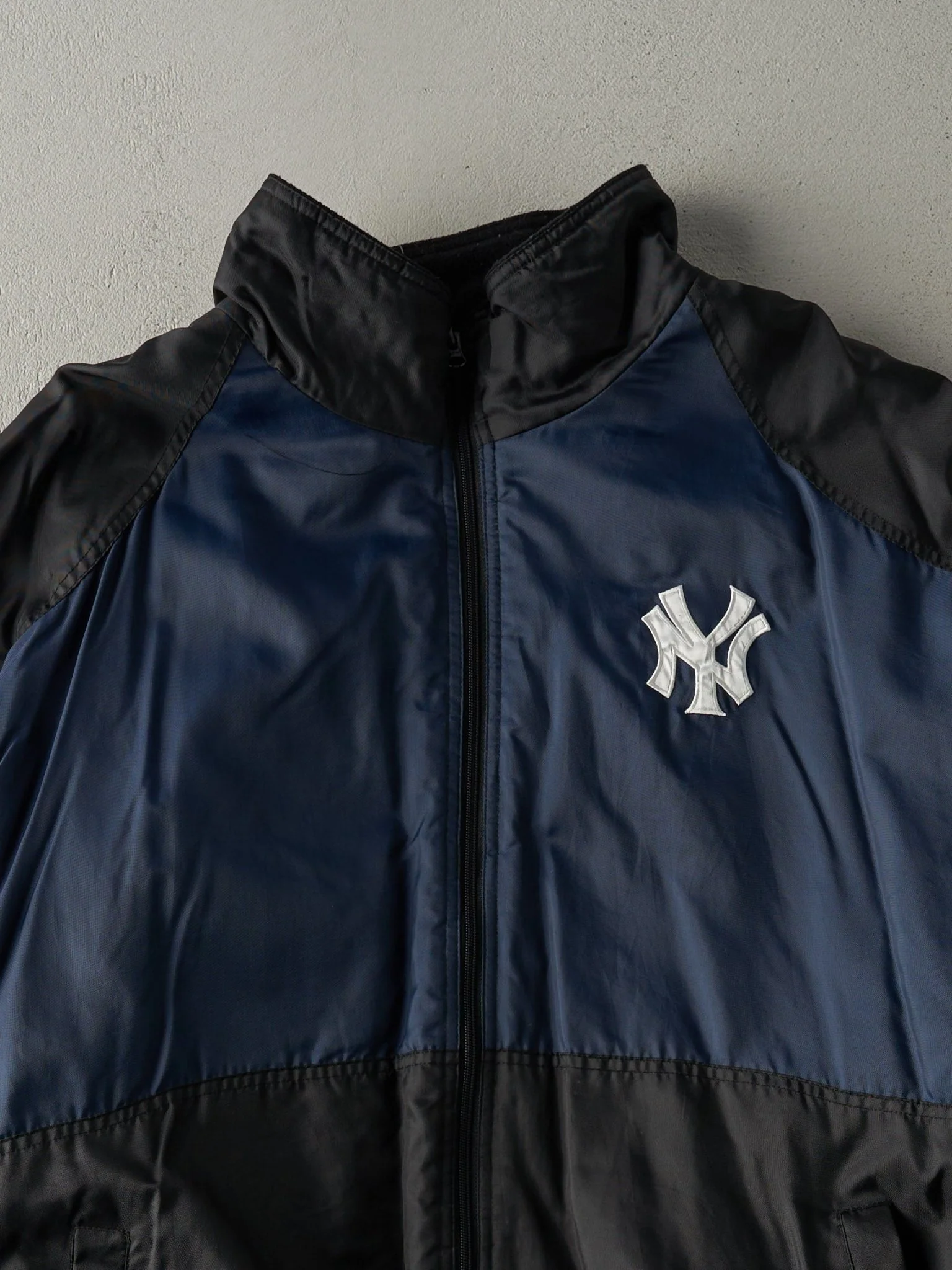 Vintage 90s Black & Navy Blue Embroidered New York Yankees Puffer Jacket (XXL) - Image 3