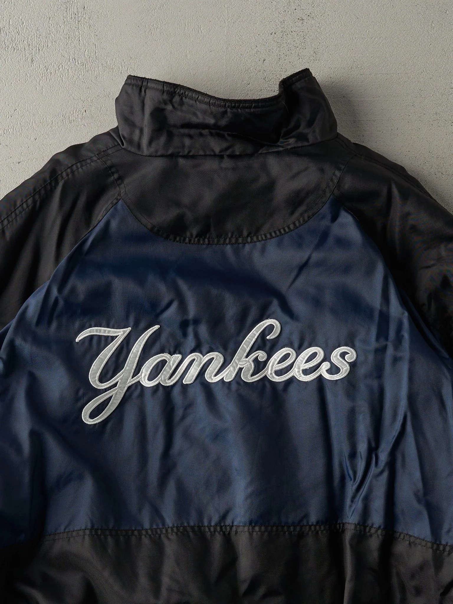 Vintage 90s Black & Navy Blue Embroidered New York Yankees Puffer Jacket (XXL) - Image 4
