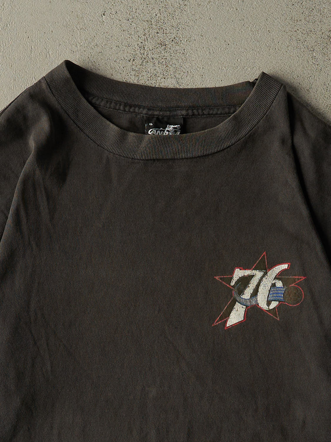 Vintage 90s Sun Faded Black Philadelphia 76ers Tee (L/XL) - Image 3