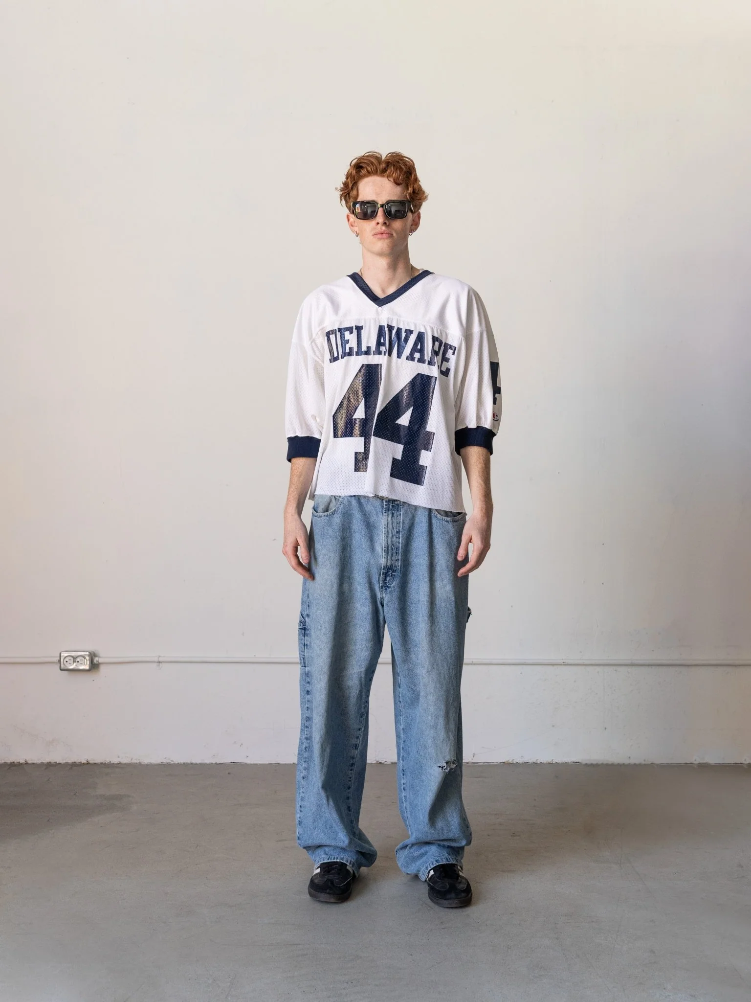 Vintage 90s White & Navy Delaware Cropped Jersey (M) - Image 2