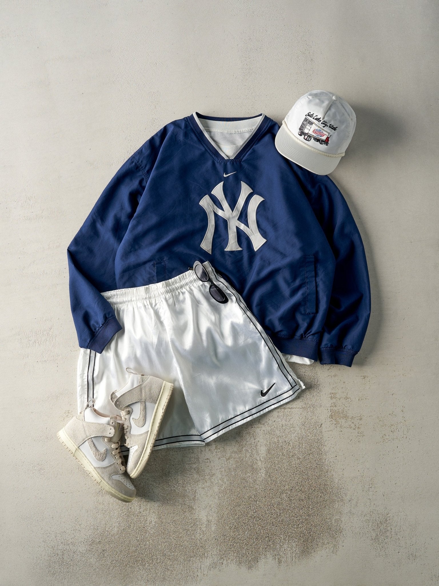 Vintage 90s White Nike Track Shorts (29x6) - Image 2