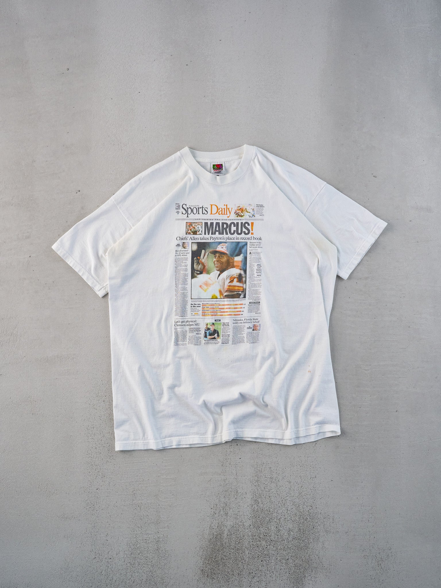 Vintage 90s White Marcus Allen Sports Daily Headline NFL Chiefs Raiders Graphic Tee (L)