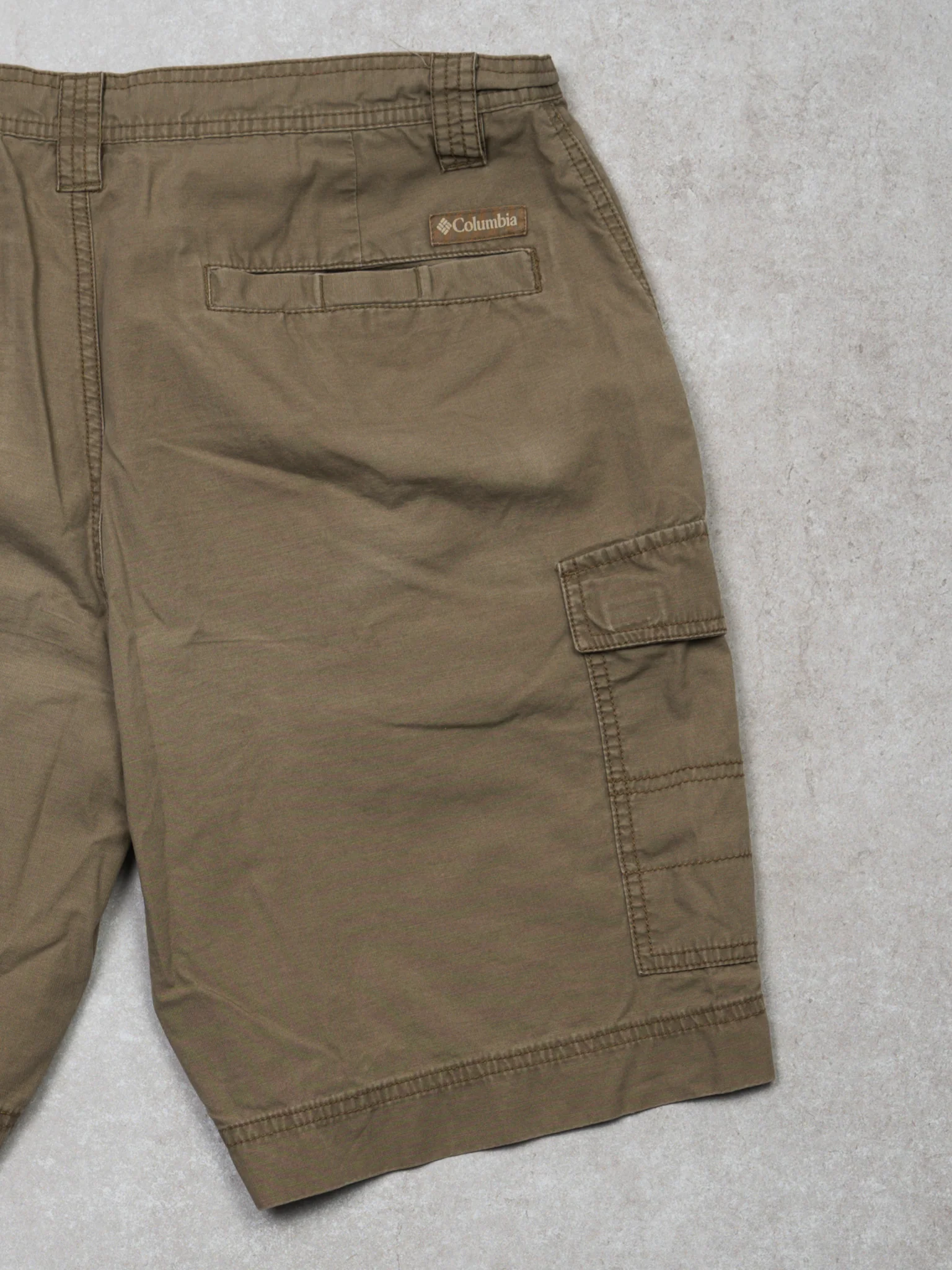 Vintage Beige Columbia Cargo Shorts (34 x 8) - Image 4
