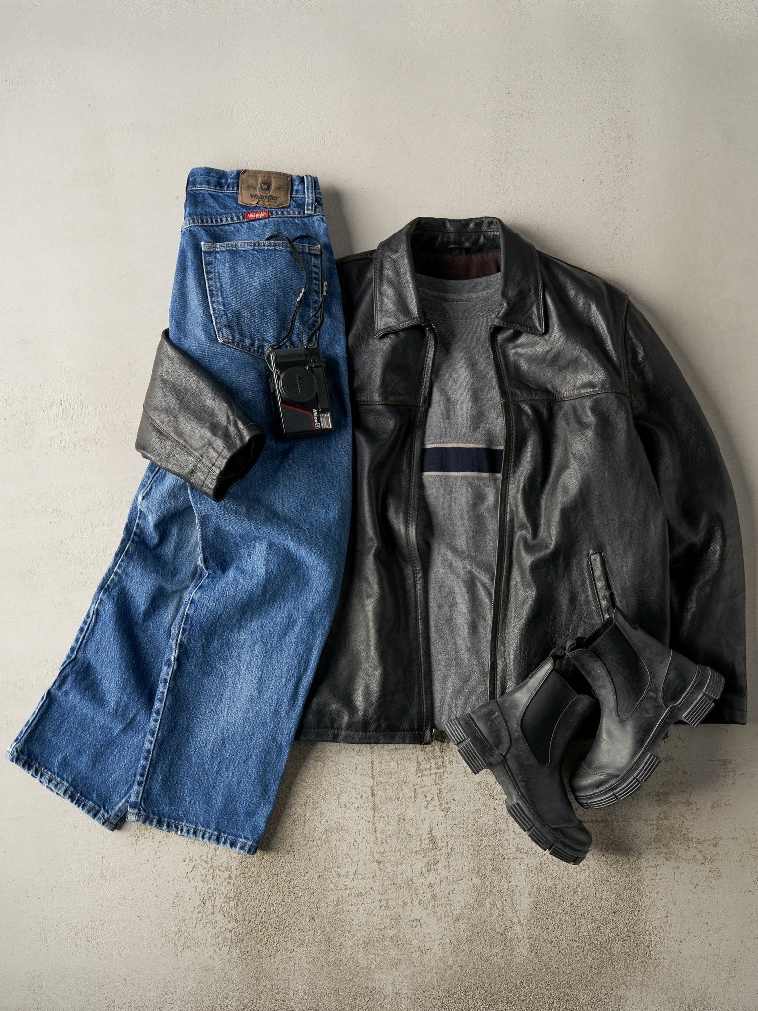 Vintage Y2K Black Columbia Sportswear Leather Jacket (M) - Image 2