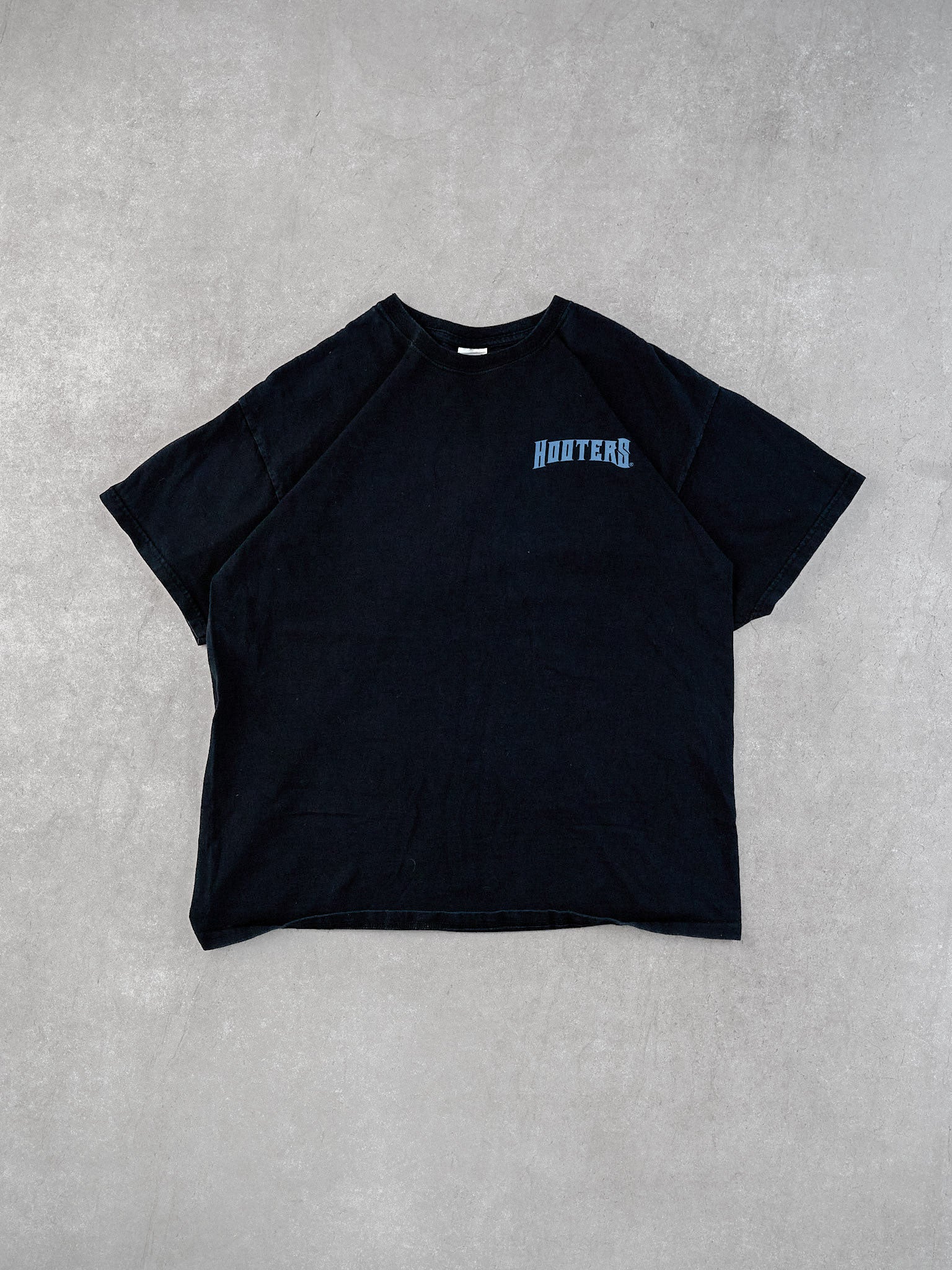 Vintage Y2k Black Hooters "Fully Loaded" Graphic Tee (M)