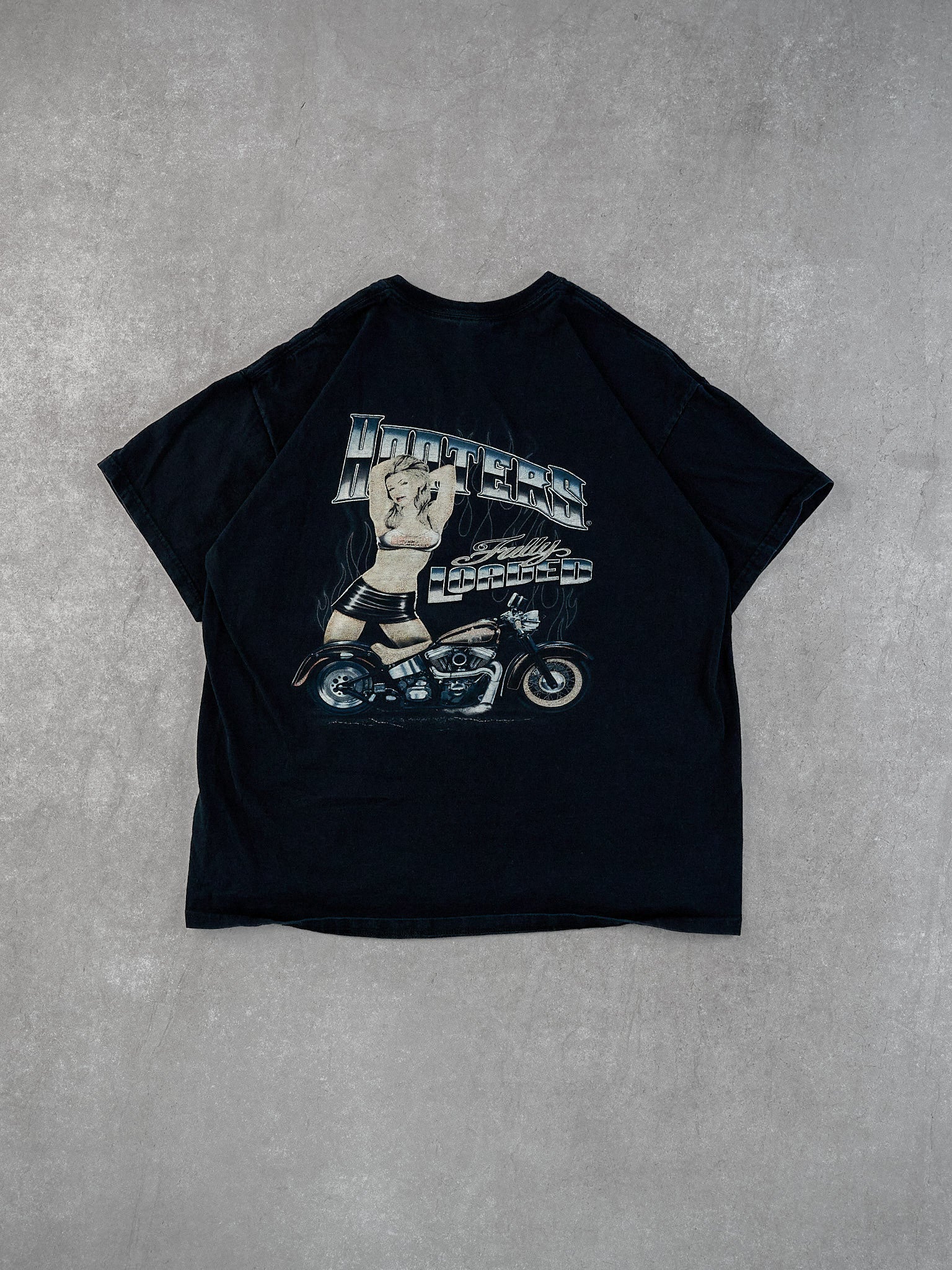Vintage Y2k Black Hooters "Fully Loaded" Graphic Tee (M) - Image 2