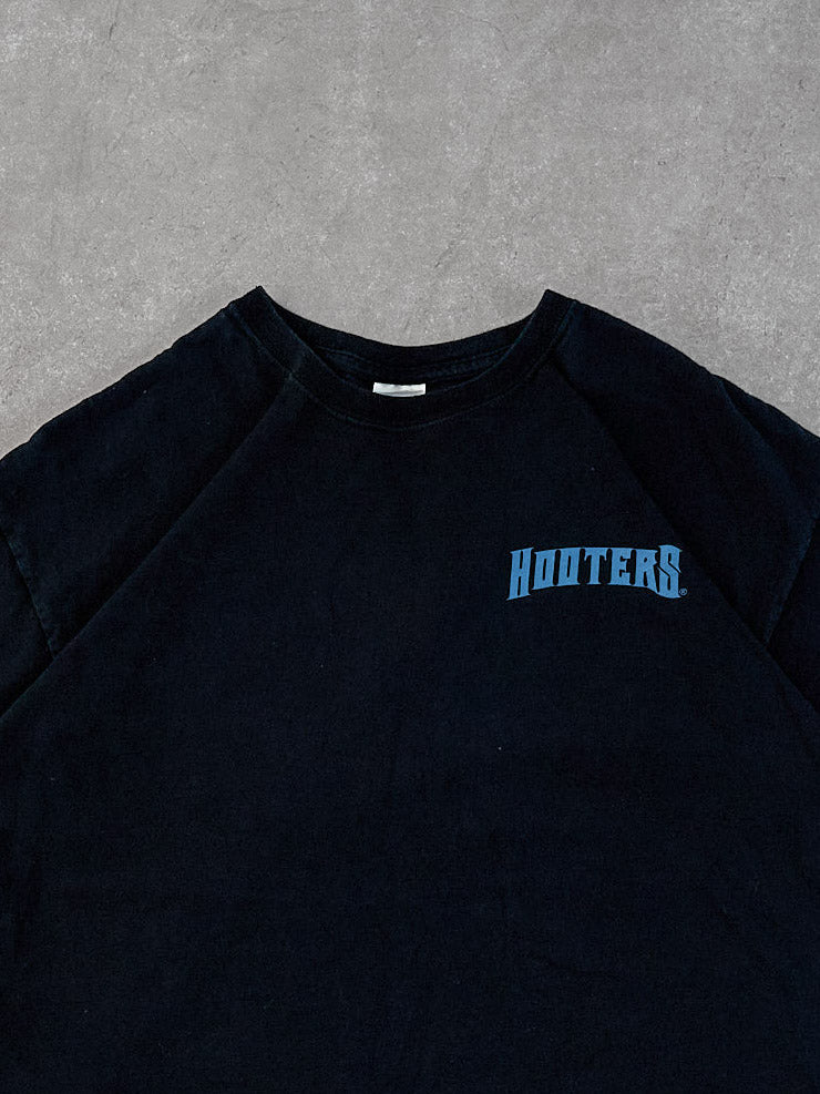 Vintage Y2k Black Hooters "Fully Loaded" Graphic Tee (M) - Image 3