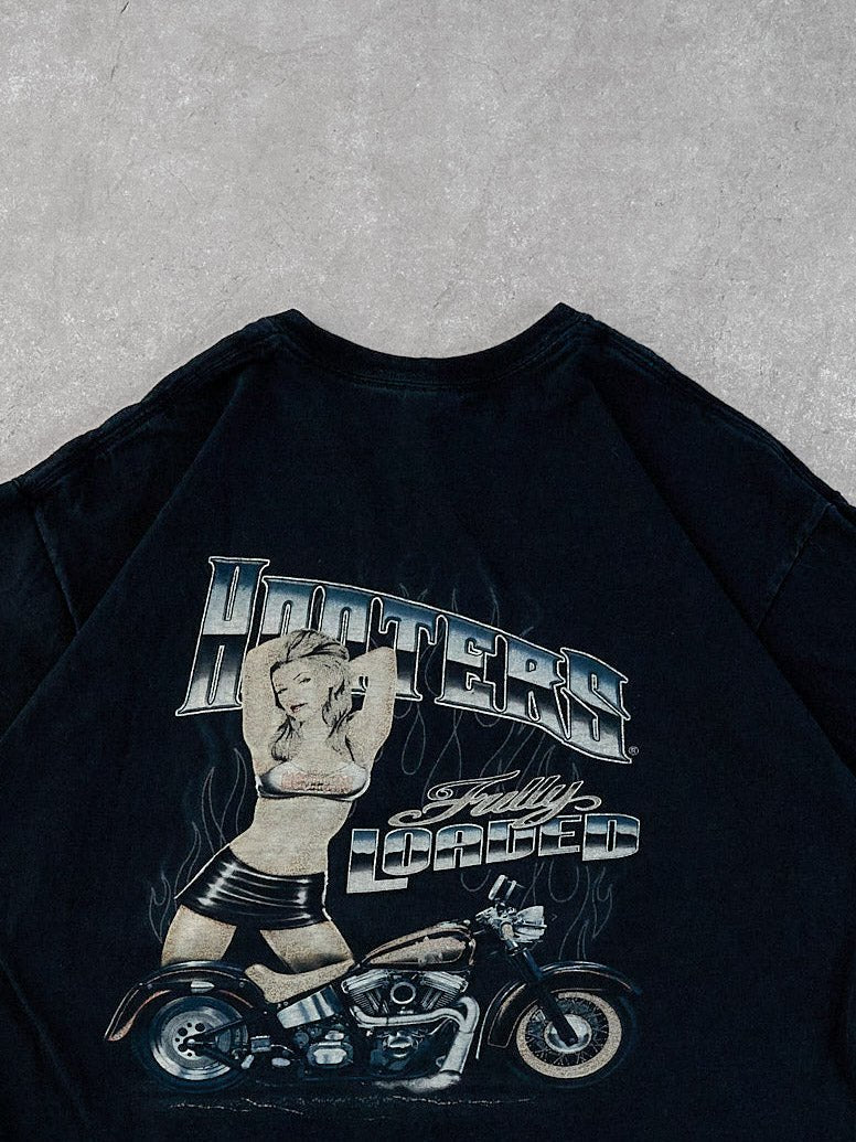 Vintage Y2k Black Hooters "Fully Loaded" Graphic Tee (M) - Image 4
