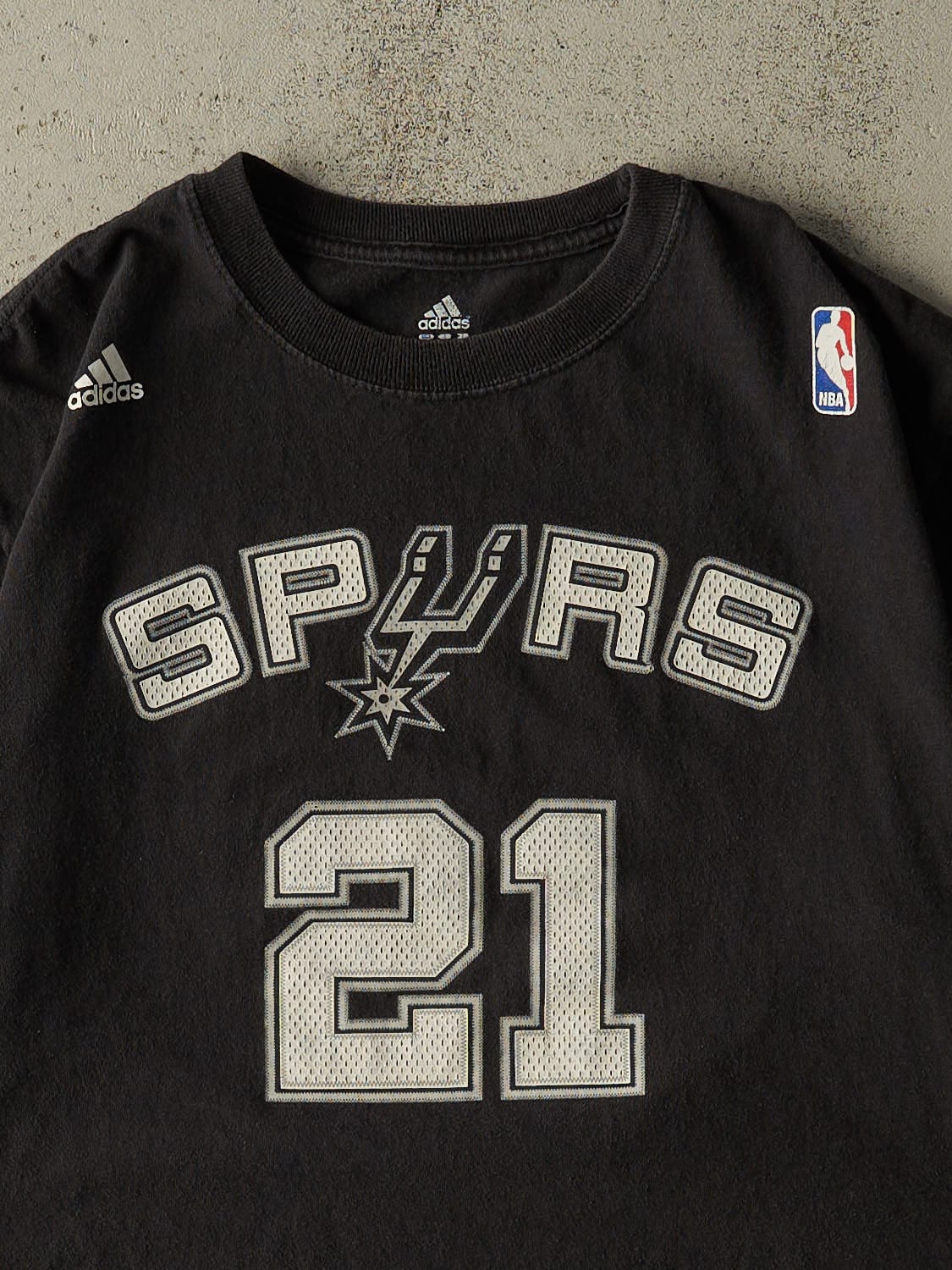 Vintage Y2K Black San Antonio Spurs #21 Tim Duncan Tee (L) - Image 3