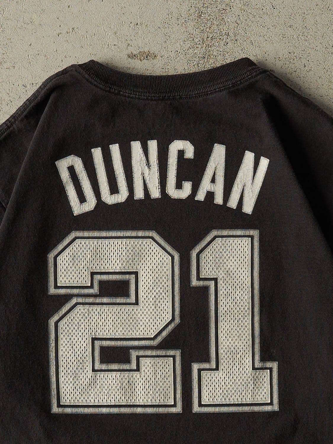 Vintage Y2K Black San Antonio Spurs #21 Tim Duncan Tee (L) - Image 4