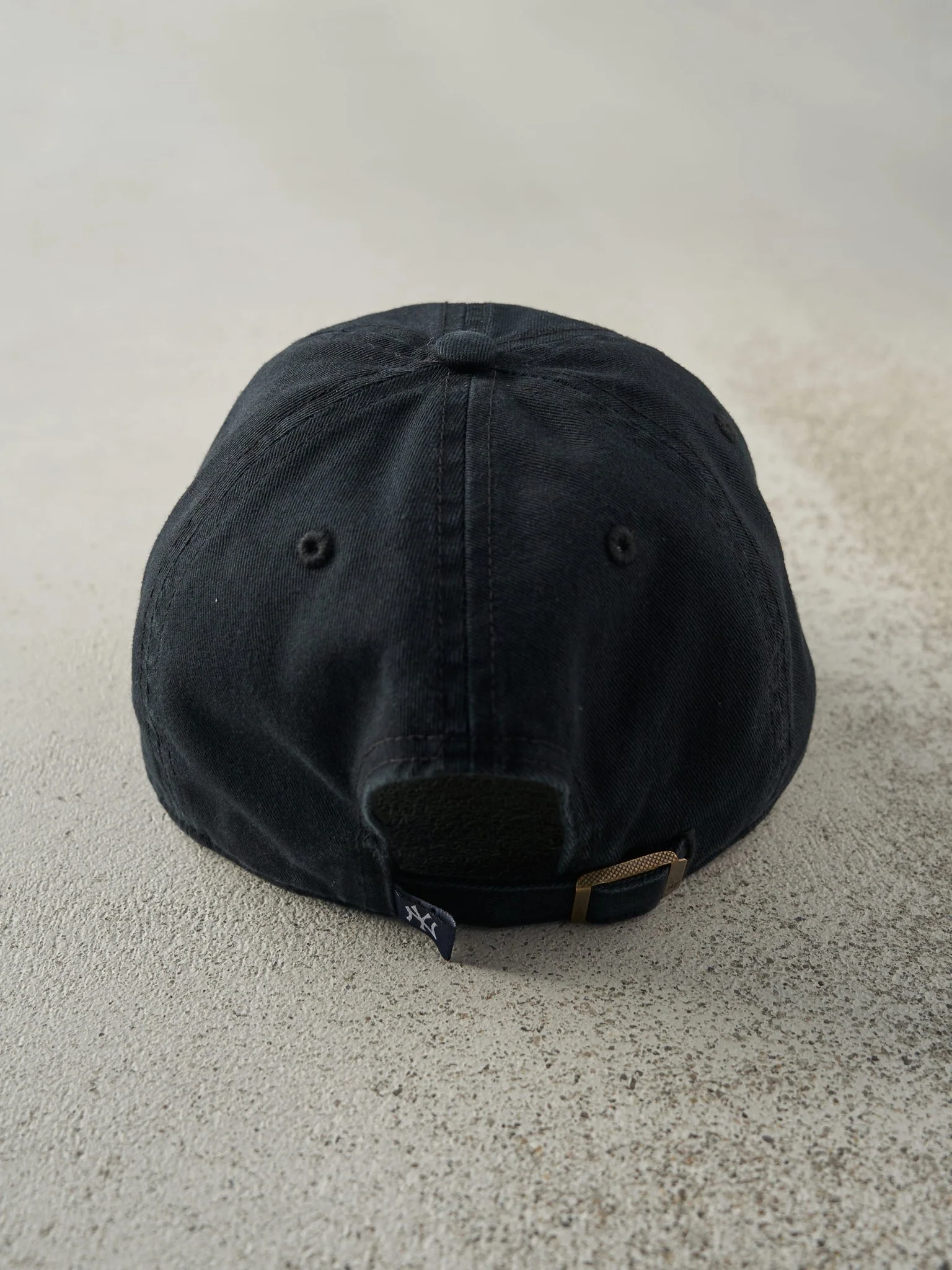 Vintage Y2K Black Tonal Embroidered New York Yankees Strapback Hat - Image 3
