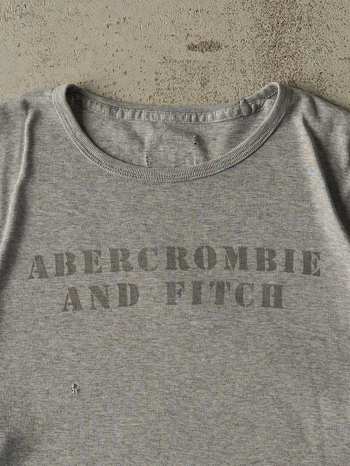 Vintage Y2K Grey Abercrombie & Fitch Tee (M) - Image 2