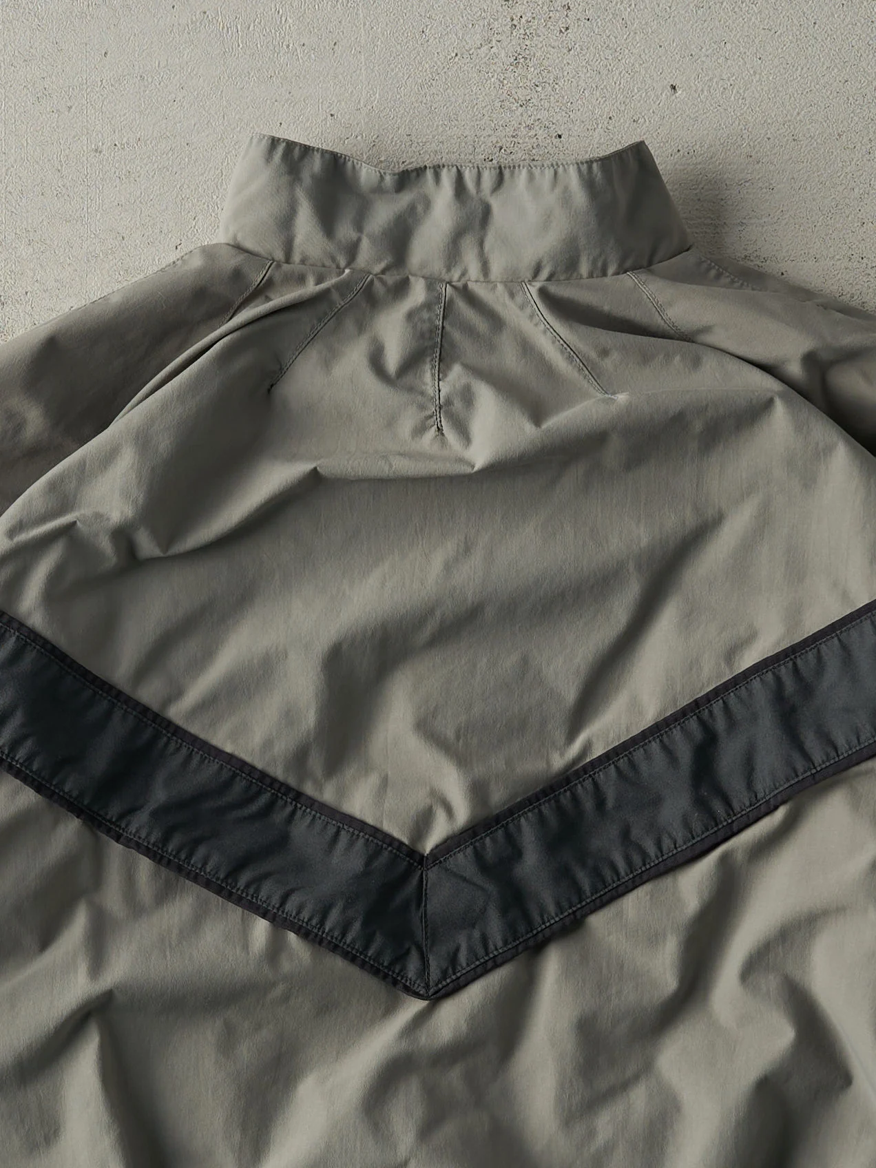 Vintage Y2K Grey US Army Lined Nylon Windbreaker Jacket (L) - Image 4