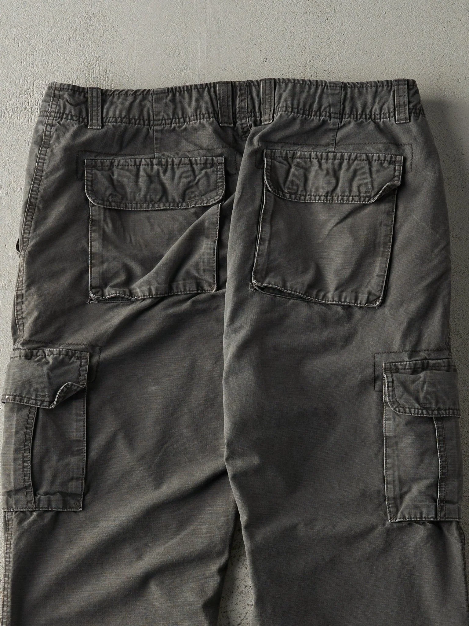 Vintage Y2K Grey Wind River Flannel Lined Cargo Pants (36x29.5) - Image 4