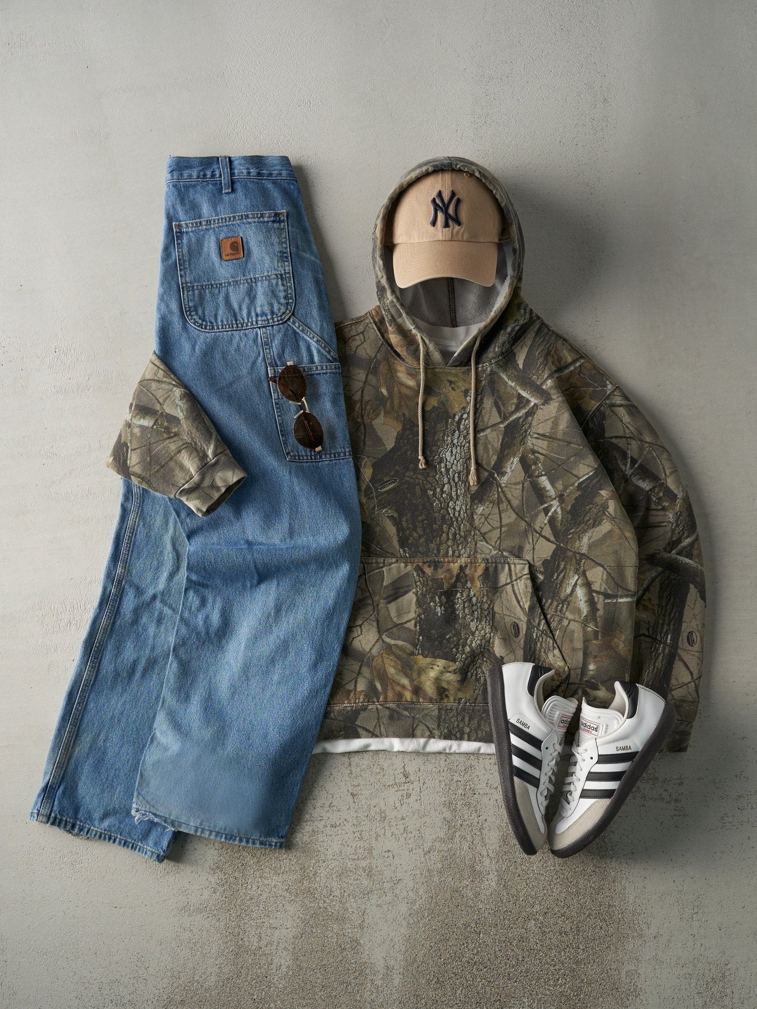 Vintage Y2K Light Wash Carhartt Denim Carpenter Pants (32x31.5) - Image 2