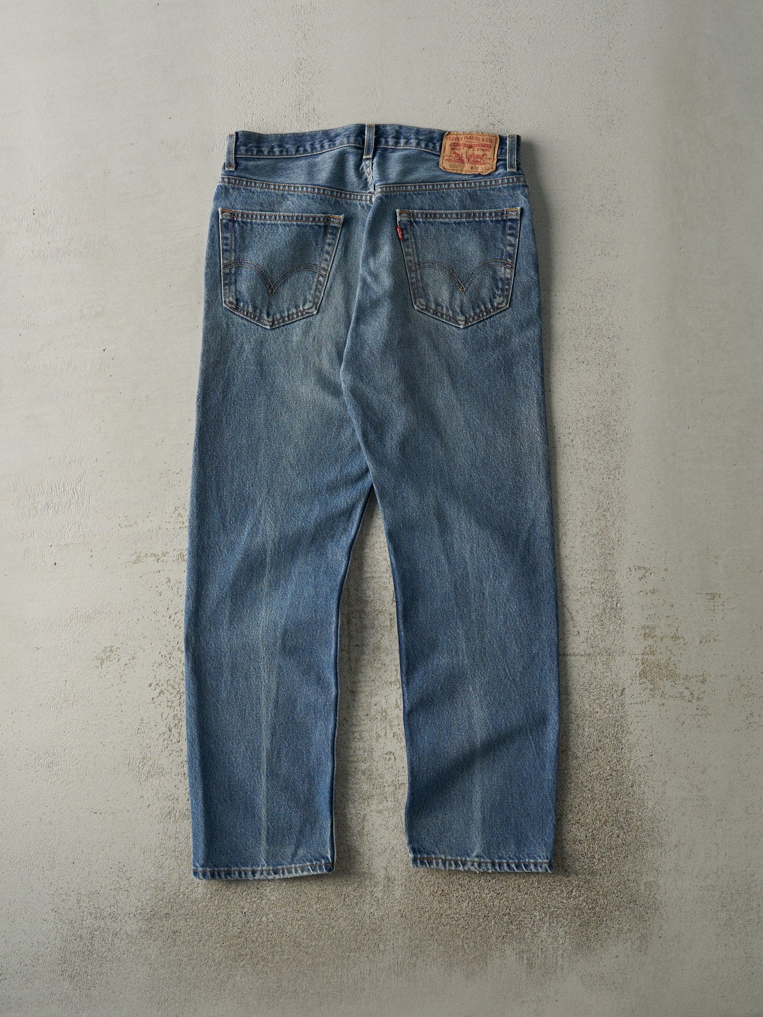 Vintage Y2K Mid Wash Levi's 505 Jeans (33.5x30.5) - Image 3