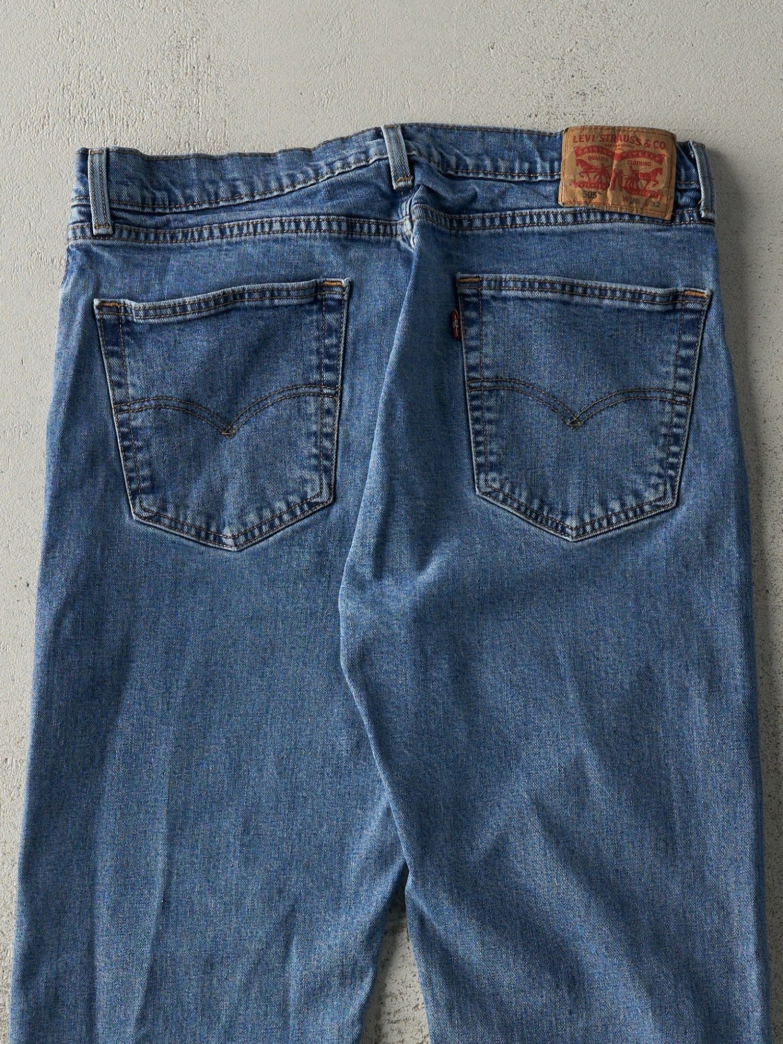 Vintage Y2K Mid Wash Levi's 505 Jeans (33x30.5) - Image 4