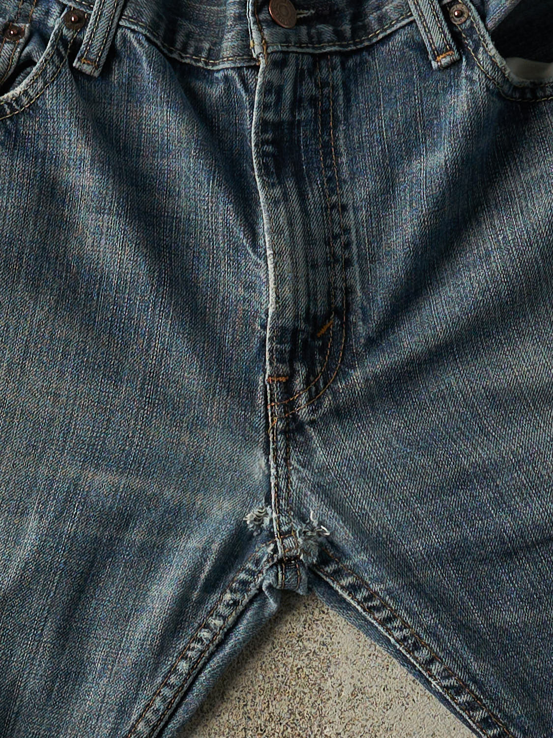 Vintage Y2K Mid Wash Levi's 505 Jeans (34x31.5) - Image 6