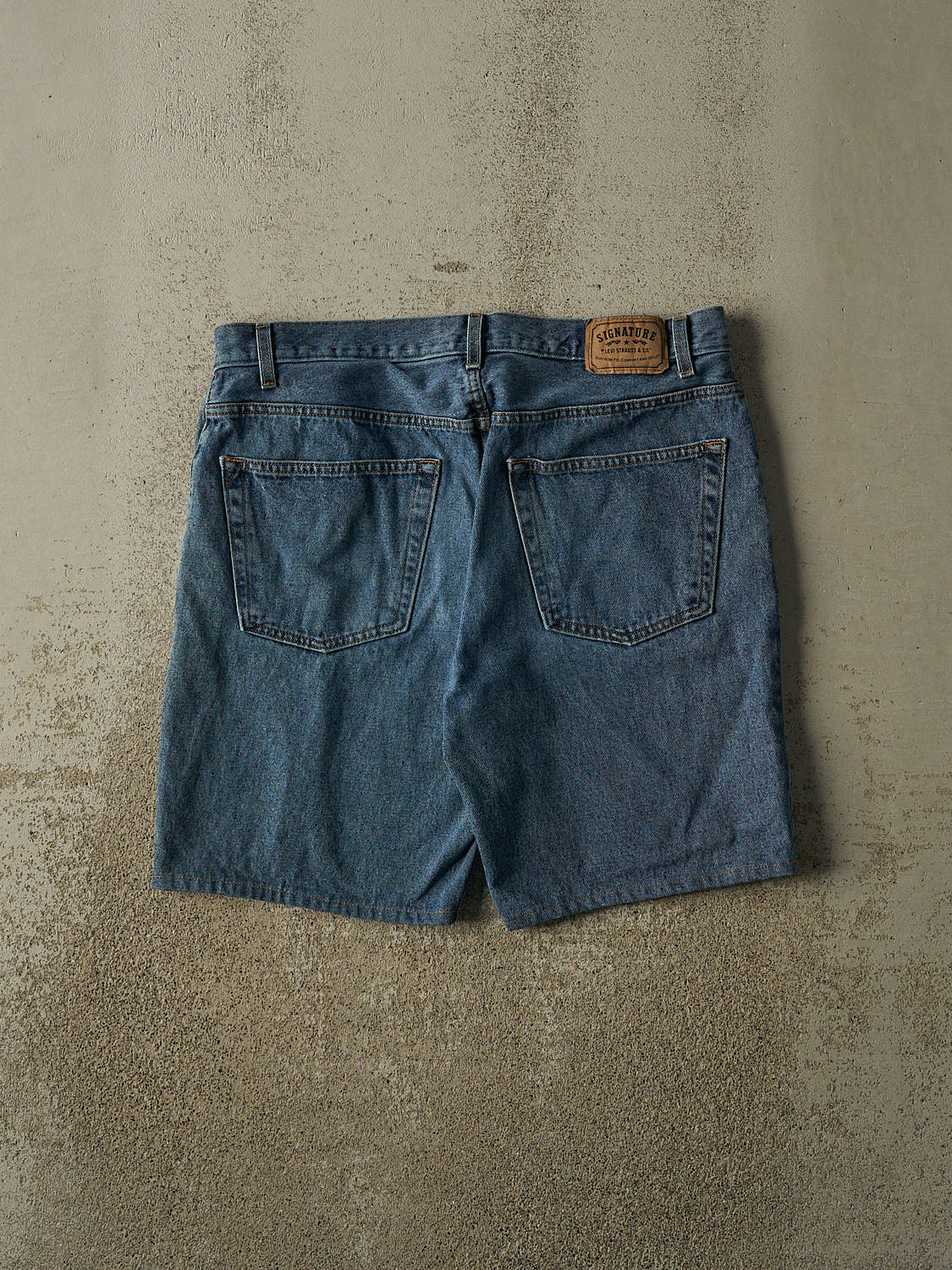 Vintage Y2K Mid Wash Levi's Signature Jorts (37x9.5) - Image 2
