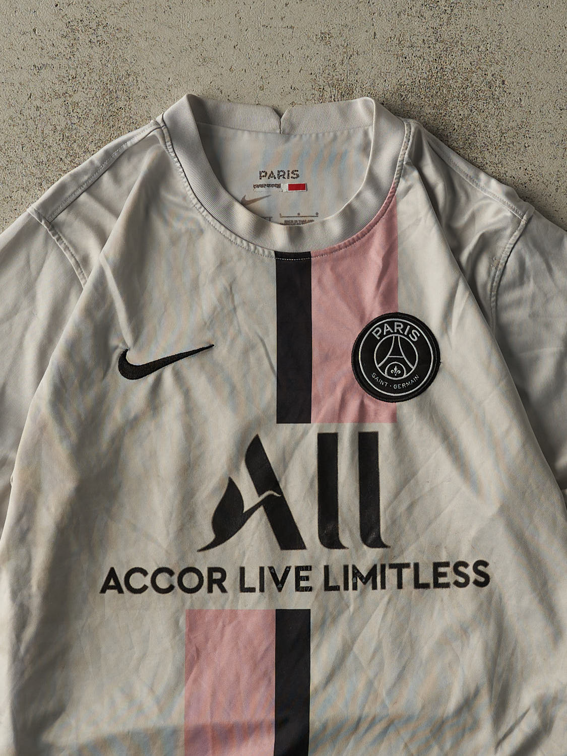 Vintage Y2K White Paris Saint Germain Lionel Messi Soccer Jersey (M/L) - Image 3